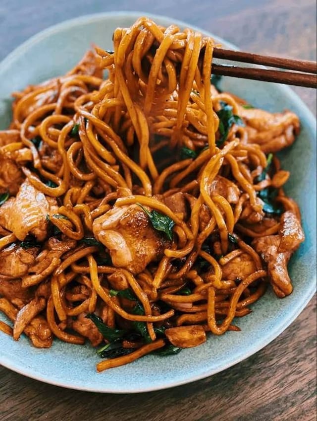 Schezwan Chicken Noodles.